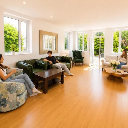 North London Spacious: 7-Bedroom Group Retreat with Gym-3