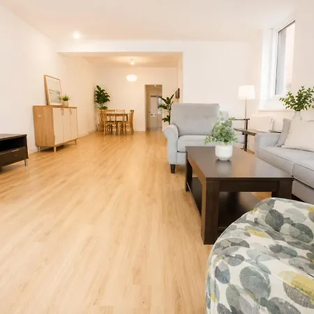 North London Spacious: 7-Bedroom Group Retreat with Gym-2