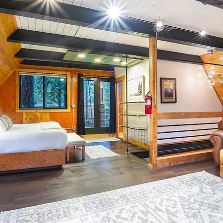 Treetop Hideaway, Sleeps 2-3
