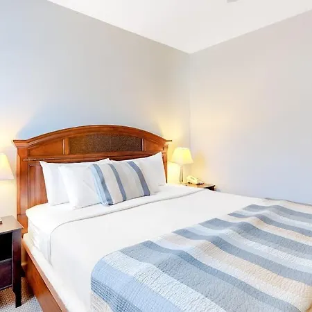 Cozy & Clean Second-Story Suite W/ Kitchenette & Free Wifi - Walk To The Harbor-3