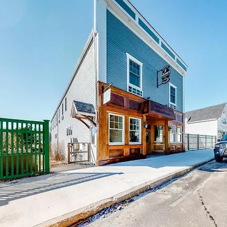 Cozy & Clean Second-Story Suite W/ Kitchenette & Free Wifi - Walk To The Harbor-2