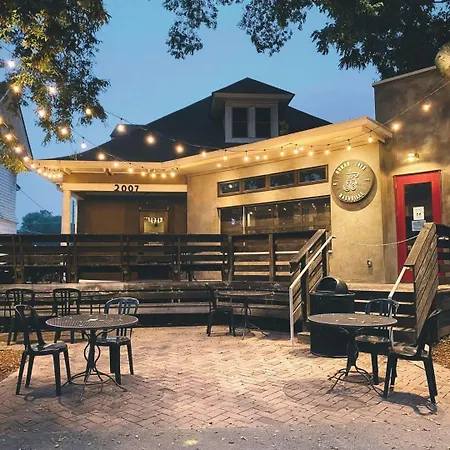 Modern Home Next To Vanderbilt Campus With Parking, Screened Porch & Workspace, Walk To Hillsboro Village, Fido & Pancake Pantry, Minutes To Music Row, 12 South & Broadway, Perfect For Families, Friends & University Visits-2