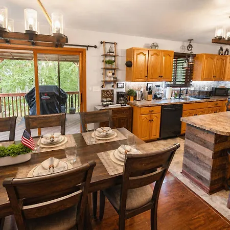 Harmony Hill Stylish 4Bd Mountain Retreat, Hot Tub, Games-2