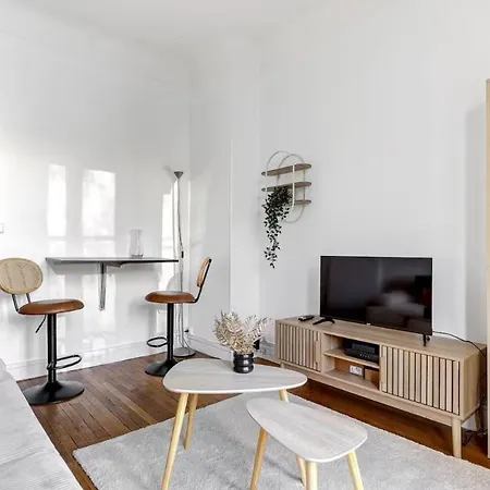 Bright & Cozy Paris Apartment With Balcony-3