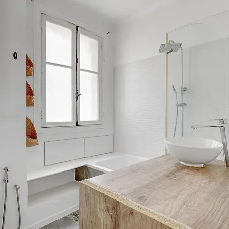 Bright & Cozy Paris Apartment With Balcony-2