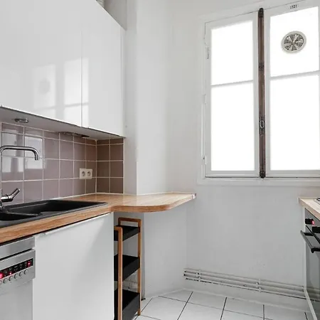 Bright & Cozy Paris Apartment With Balcony-2