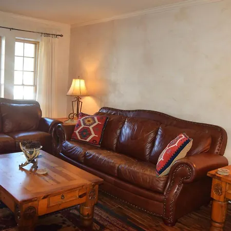Claim Jumper Townhouse 16-2