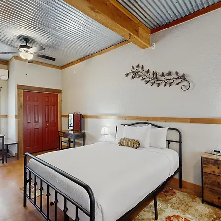 Romantic, Dog-Friendly Cabin With On-Site Courtyard, Close To Wineries-2