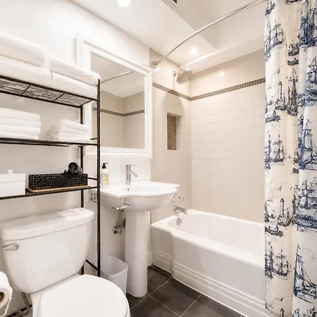 Colorful Downtown Condo, 2 Bedrooms, King Bed-2