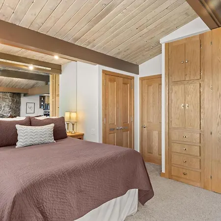 Laurelwood Condominiums 111-2