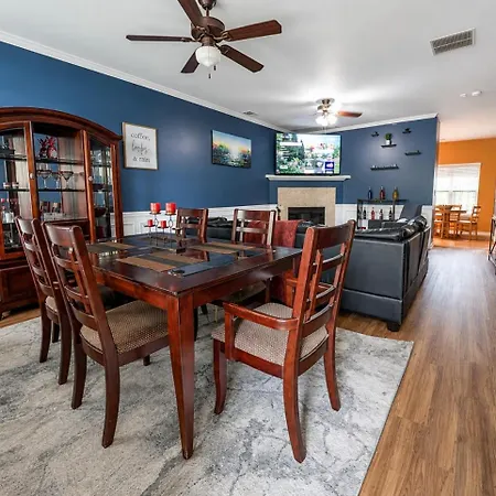4Br Home With Calif King Bed Sleeps 10, Gym Near Airport-2