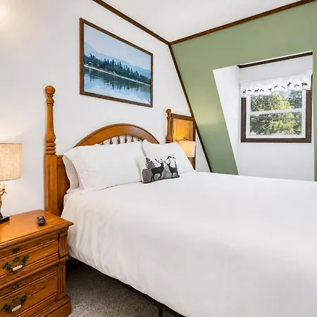Little Bear Cottage - Walk To Bear Mountain, Fireplace, Deck-2