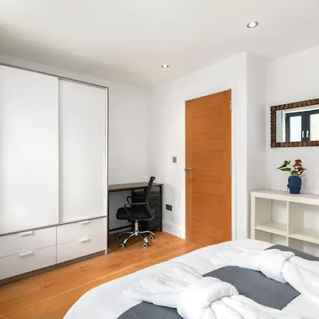 Spacious 3 Bedroom 2 Living Rooms 2 Bathrooms Family House Near Brick Lane Sleeps 6-3