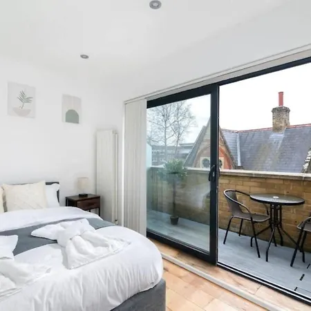 Spacious 3 Bedroom 2 Living Rooms 2 Bathrooms Family House Near Brick Lane Sleeps 6-2