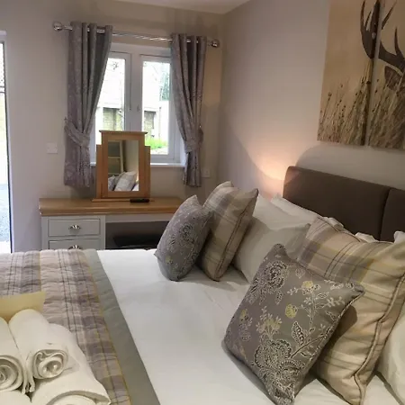 De Courceys Manor Suites & Cottages-3