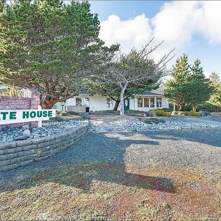 Comfy Home Near The Ocean Great For Family Fun-3