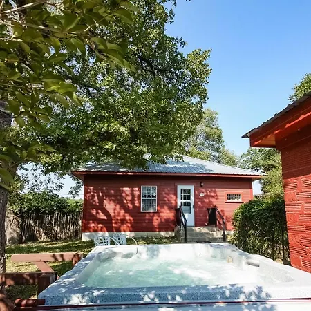 'August Schmidt' Fredericksburg Cottage W/ Hot Tub-3