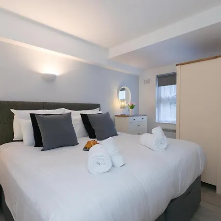 21 Carthew Court-3