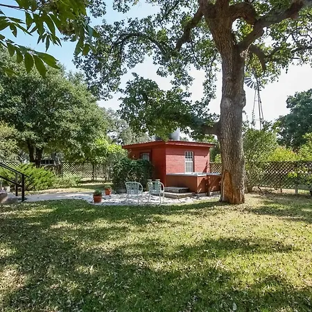 'August Schmidt' Fredericksburg Cottage W/ Hot Tub-2