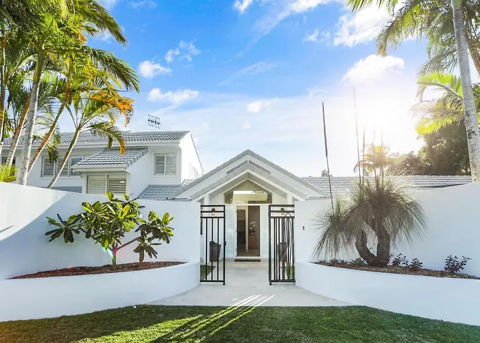 Island Living In The Heart Of Noosa Villa