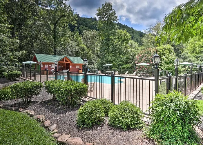 5 Mi To Pigeon Forge: Woodsy Retreat W/ Hot Tub! Villa Sevierville