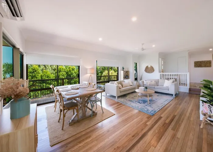 Beach House On Main - Airlie Beach