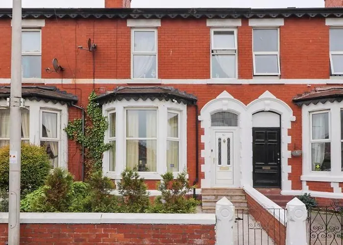 Cheerful 4-Bedroom Holiday Home Close To The Sea Blackpool