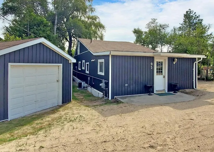 Wasaga Beach 1 - Walk To Main Beach - Riverfront - Sleeps 10 - 95 Mosley St