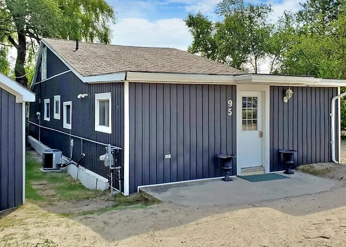 Wasaga Beach 1 - Walk To Main Beach - Riverfront - Sleeps 10 - 95 Mosley St