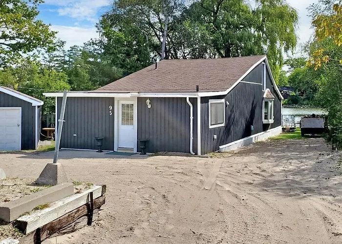 Wasaga Beach 1 - Walk To Main Beach - Riverfront - Sleeps 10 - 95 Mosley St