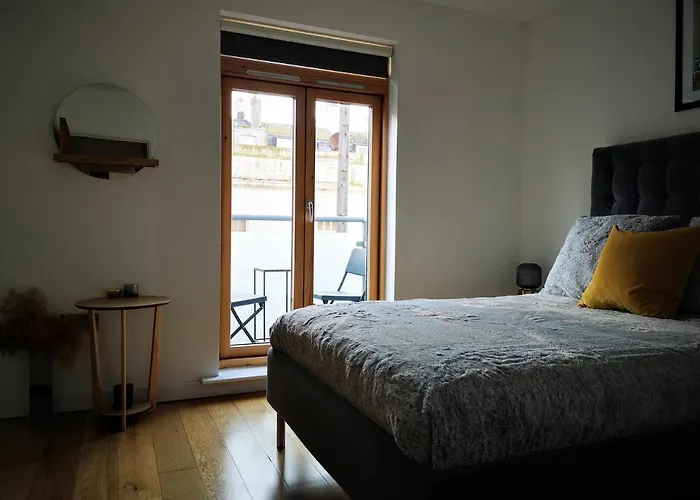 Beautiful Central Townhouse W/ Parking For 2 Cars Brighton