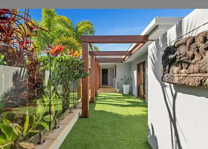 Broadbeach Bungalow - Heated Pool - Sleeps 7 Gold Coast