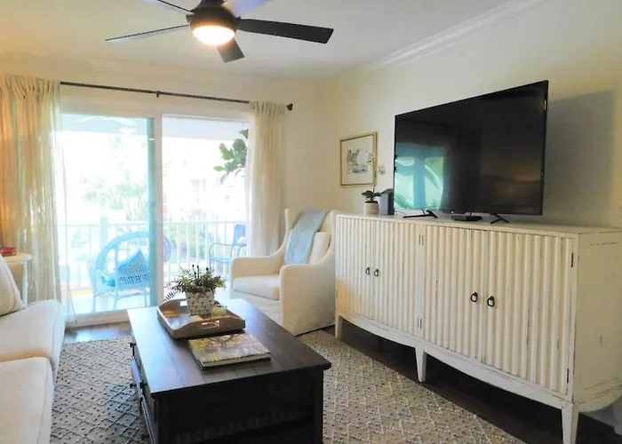 Q4 Professionally Decorated Upstairs Beautiful Soothing Colors Close To Back Pool St. Simons Island