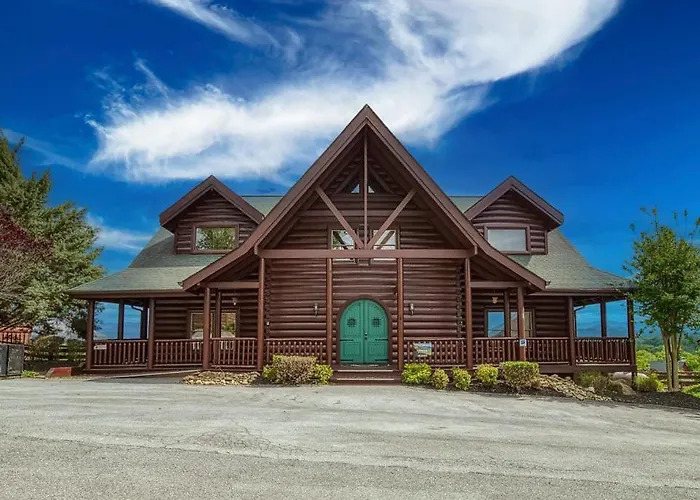 Serenity Mountain Pool Lodge, Theater Room, 560 Free Tickets Each Paid Day!!! Sevierville