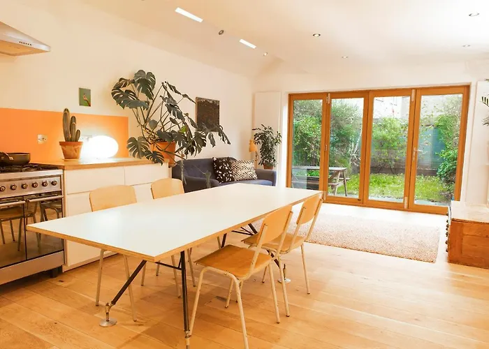 Stunning 3-Bedroom Townhouse In Superb Location London