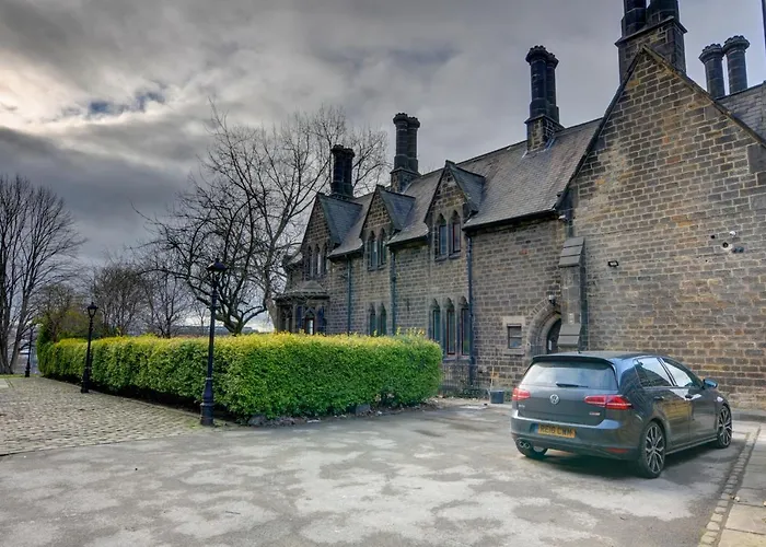The Old Vicarage - Secure Parking, Fast Wifi, Garden Villa Leeds 