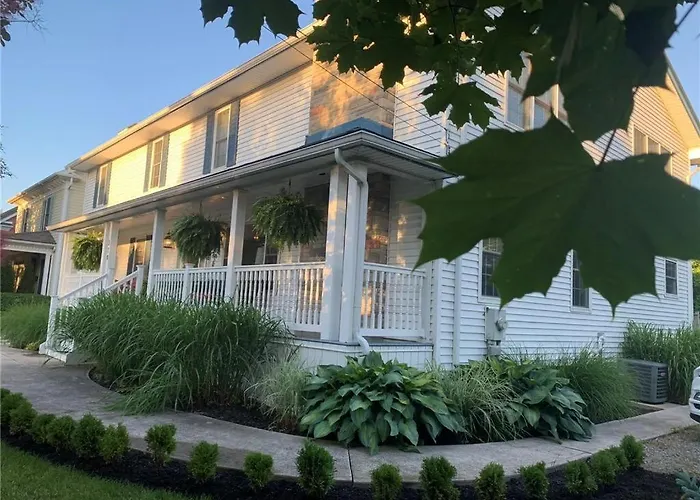 Centre Gate House Licence# 117-2023 Villa Niagara-on-the-Lake