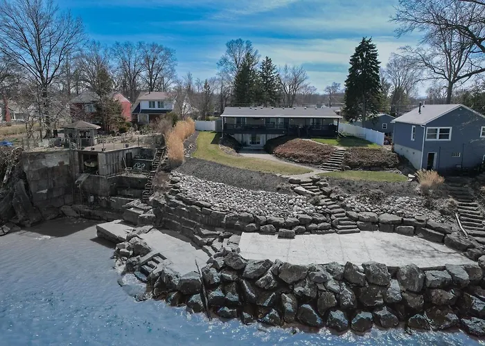 Lakefront 5 Bedroom Vacation Home - Sleeps 12! Vermilion
