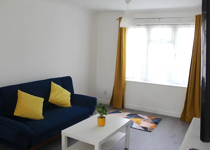 Coolfin House-Close To Excel, Contractors, Relocators, Paid Parking London
