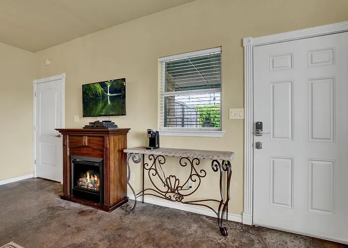Romantic Private Cabin With Hot Tub 10 Mins To Fred! Fredericksburg