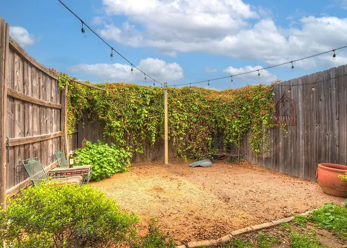 Romantic Private Cabin With Hot Tub 10 Mins To Fred! Fredericksburg