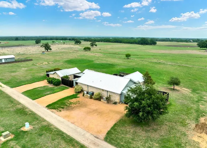 Romantic Private Cabin With Hot Tub 10 Mins To Fred! Fredericksburg