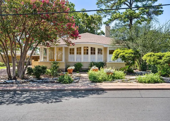 Gilded Carriage Haus With Hot Tub Villa Fredericksburg