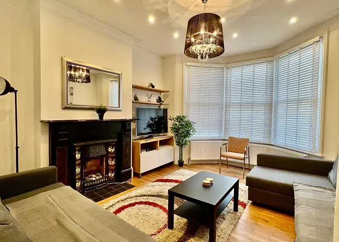 4 Bed House 10 Min Walk To Tube Villa London
