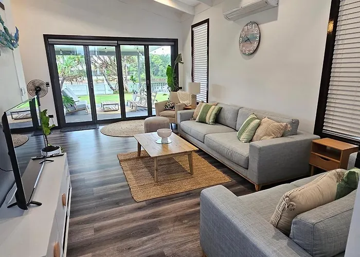 Mooloolaba Canal Home - Modern 4Bedroom With Spa, Sauna And Private Pontoon - New Proprietor 2024