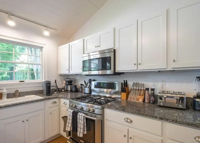 Driftwood Cottage By Rove Travel - Serene Cottage East Hampton