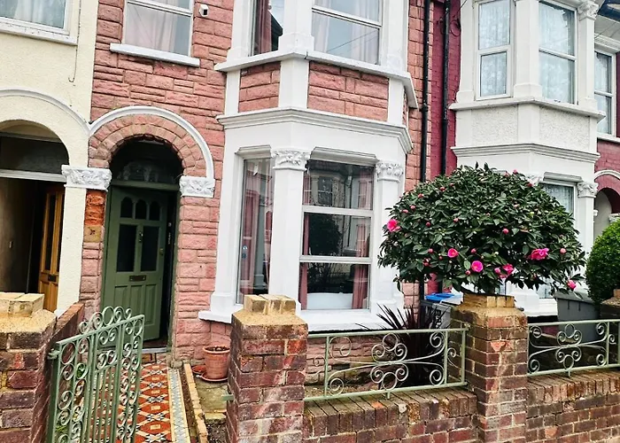 Charming, Renovated Residence In Willesden Green London