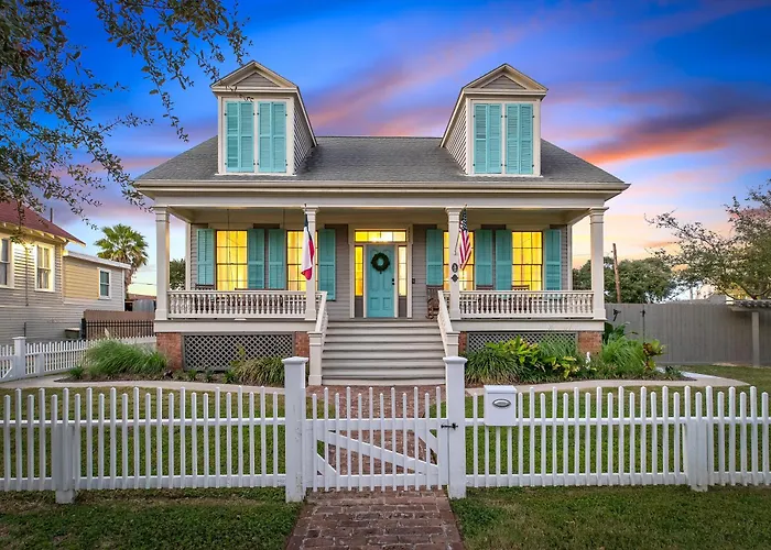 Historic 1871 Coastal Breeze With Heated Pool - Restoring Galveston Villa