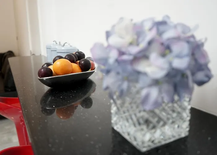 Luxury London House Sleeps 13, 2 Minutes To Metro Villa