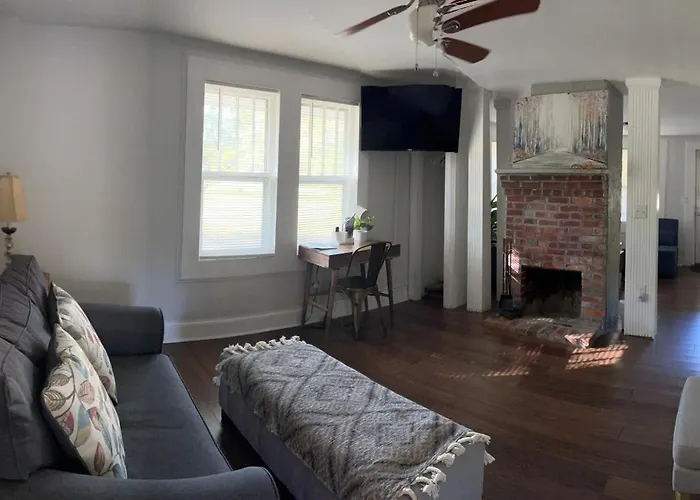 Getaway Country Cottage -Entire House W/ Fireplace New Bern